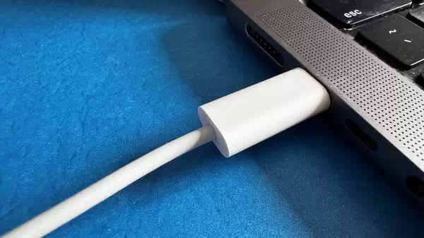 如何使用数据线在两台 Mac 之间传输文件插图