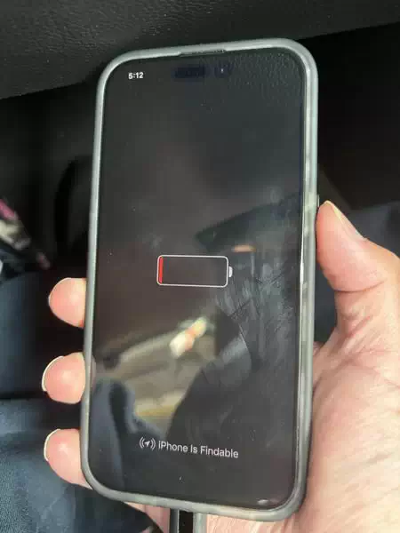 苹果 iOS 18 的 iPhone 没电也能在屏幕上显示时间插图