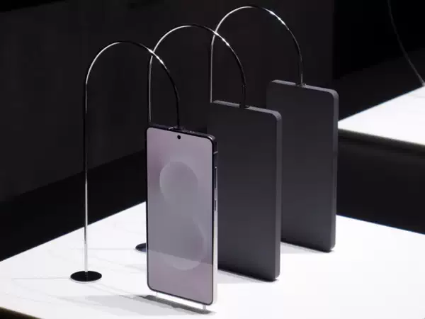 三星 Galaxy S25 Edge 真机图片泄露：与之前传闻完全不同