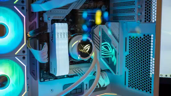 科普：别把钱浪费在 RGB 上，买块更好的主板吧！