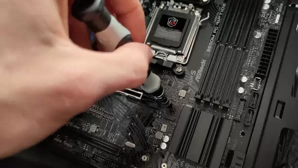 RGB 无法弥补糟糕的主板