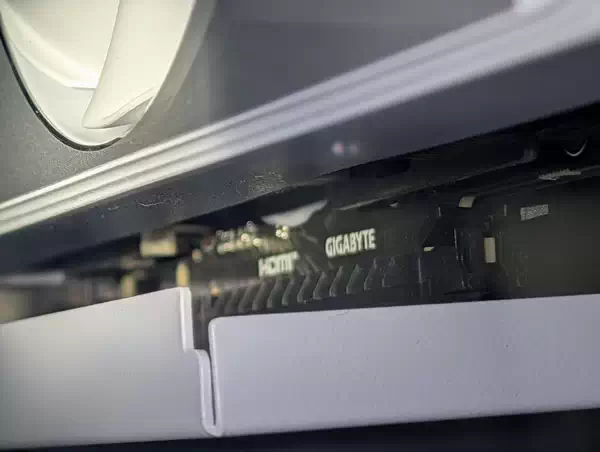 技嘉 RTX 50 系列显卡继续爆出散热凝胶滑落问题