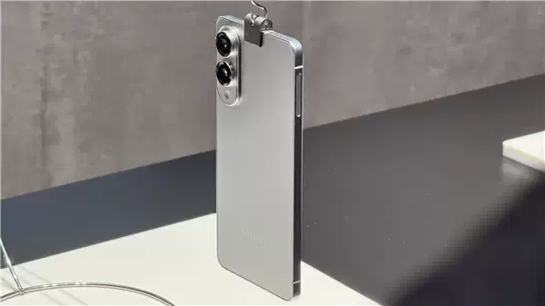 三星Galaxy S25 edge侧面真机图曝光：5.8mm最薄骁龙8 Elite旗舰