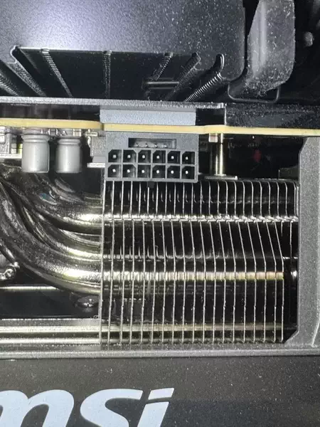 微星 “特殊” 双色版 12 针连接器烧毁了 GeForce RTX 5090