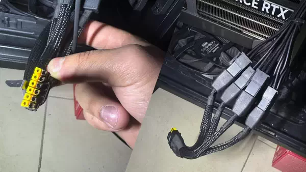 微星 “特殊” 双色版 12 针连接器烧毁了 GeForce RTX 5090