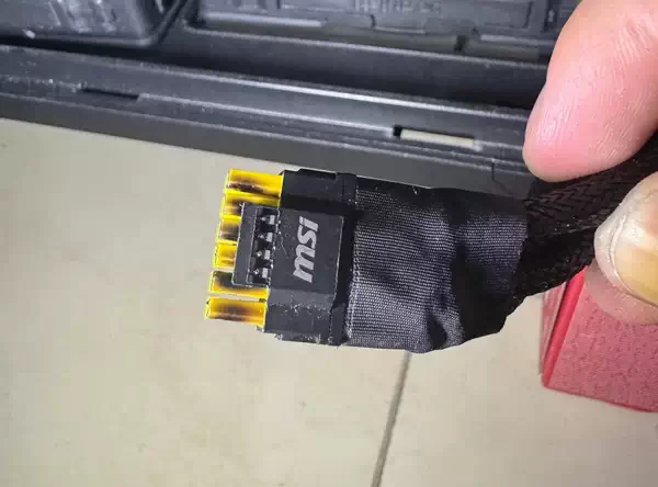 微星 “特殊” 双色版 12 针连接器烧毁了 GeForce RTX 5090