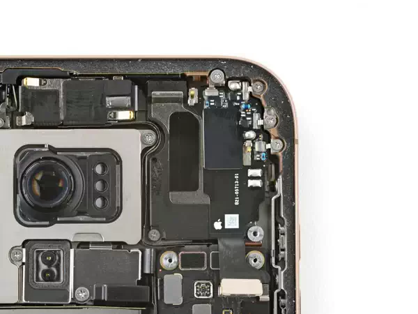 传 iPhone 17 Pro、iPhone 17 Pro Max 将采用更长的听筒